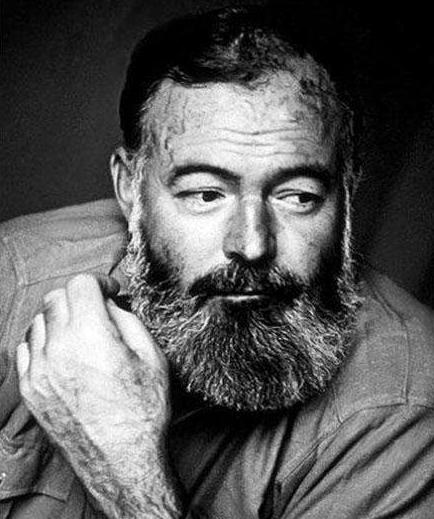 海明威:早年经历5次战争4次车祸2次坠机,晚年却因为FBI而自杀