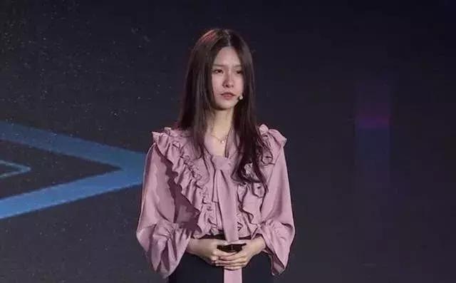 斗鱼一姐阿冷直播时间,斗鱼主播阿冷位居榜首