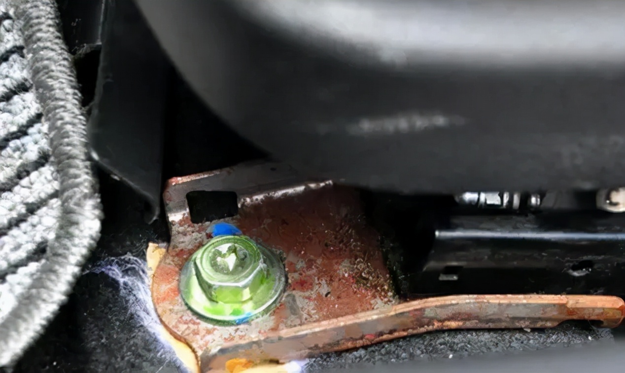 郑州暴雨市民车全部被淹崩溃大哭,郑州暴雨车子被淹