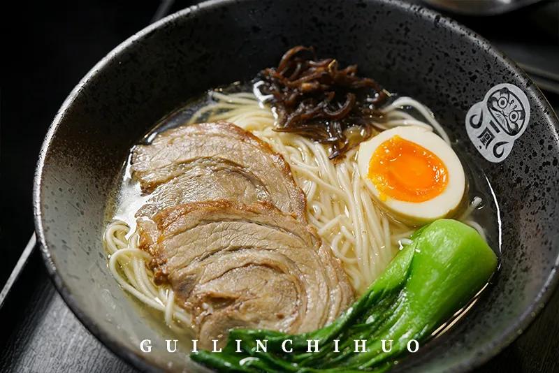 东西巷火了4年的“爱情”小店，老板竟然师从日本“拉面之神”