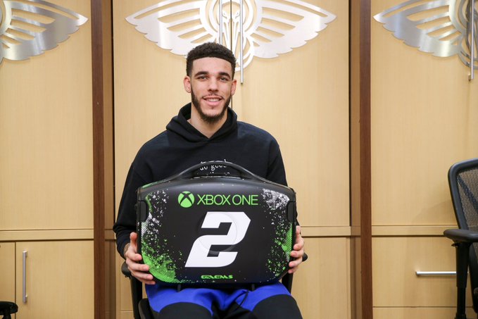 12连败也得有圣诞礼物！球哥为队友送上定制游戏机，锡安熊抱感谢