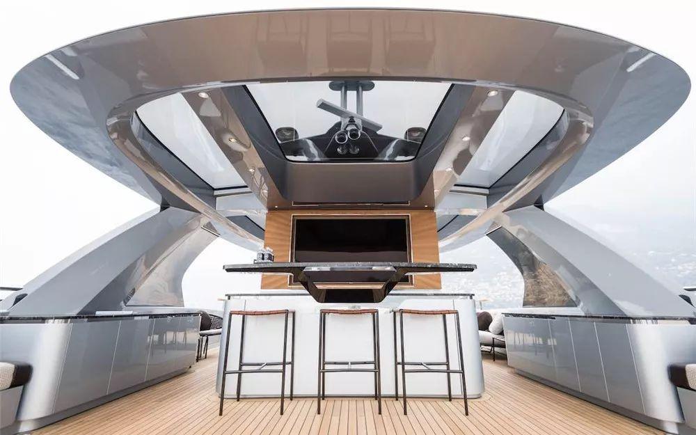 开过我们的豪车，再坐一坐我们的游艇！