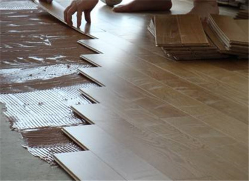 地板上的胶如何清理?有什么方法能快速去除地板胶?