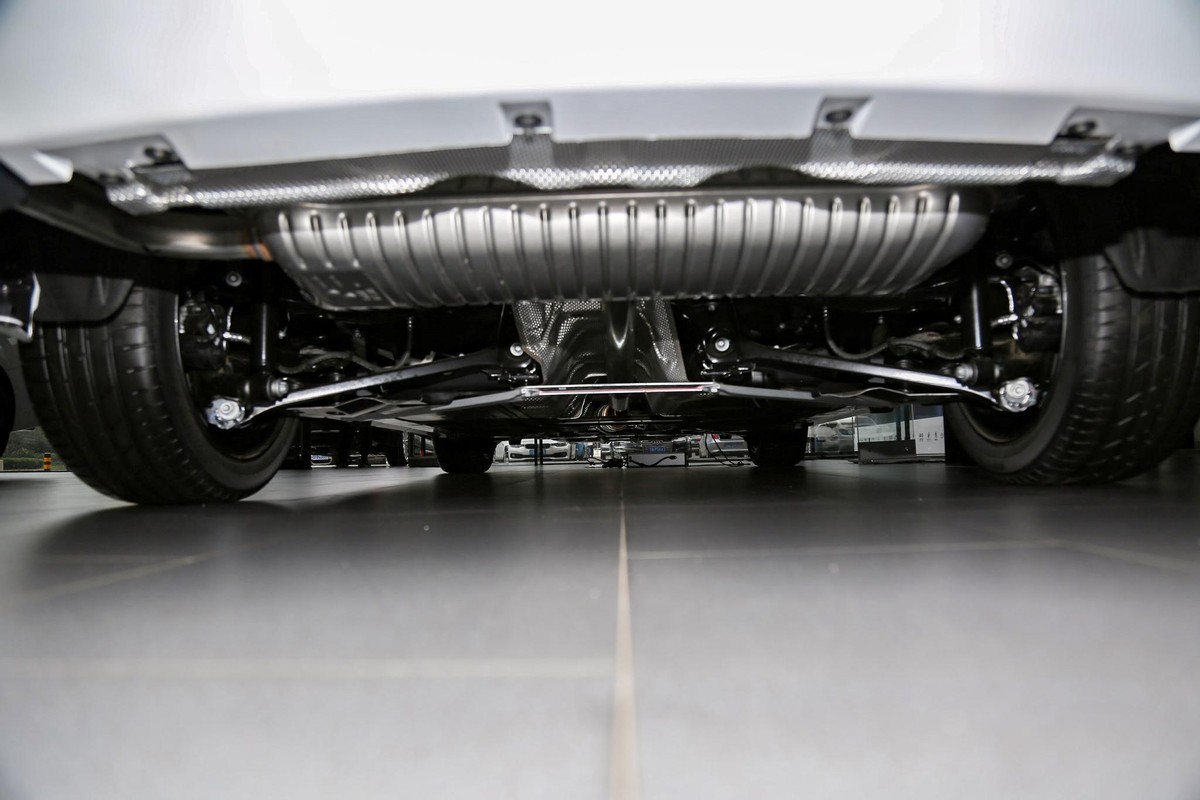 宝马1系主驾门异响解决,宝马排气管突突声音