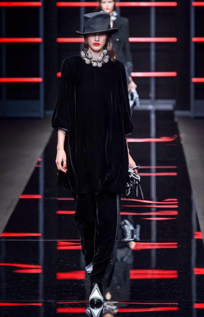 丝绒打底秋冬高级感 (今年秋冬丝绒要火高级又显气质)