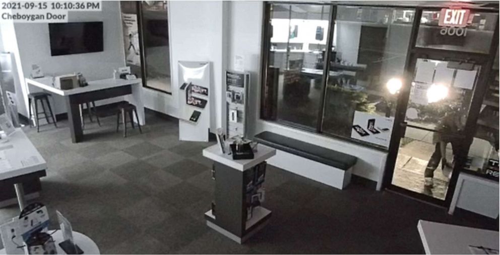 男子非法储存爆竹被处罚,男子涉嫌电信诈骗被抓