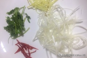 清蒸鲳鱼肉质鲜嫩营养价值高,美食不可辜负家常菜清蒸鲳鱼