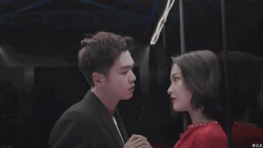 什么动作可以让男生心动,什么肢体动作让女生心动