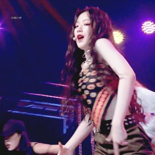 上万元的大牌衣服说剪就剪，这些明星的造型师还没被拉黑？