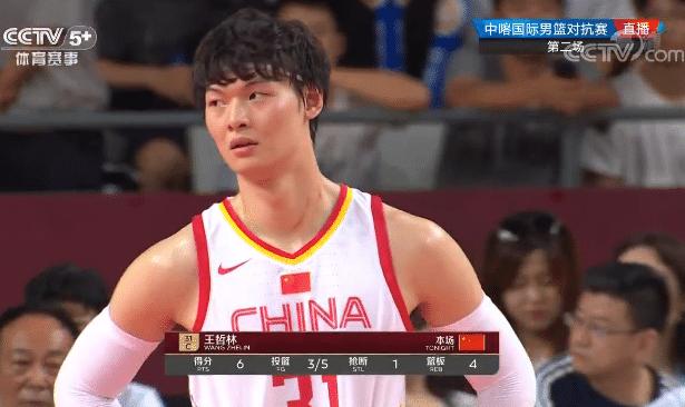 过分！故意撞王哲林还不够，随后做出违体动作，喀队4号输球输人