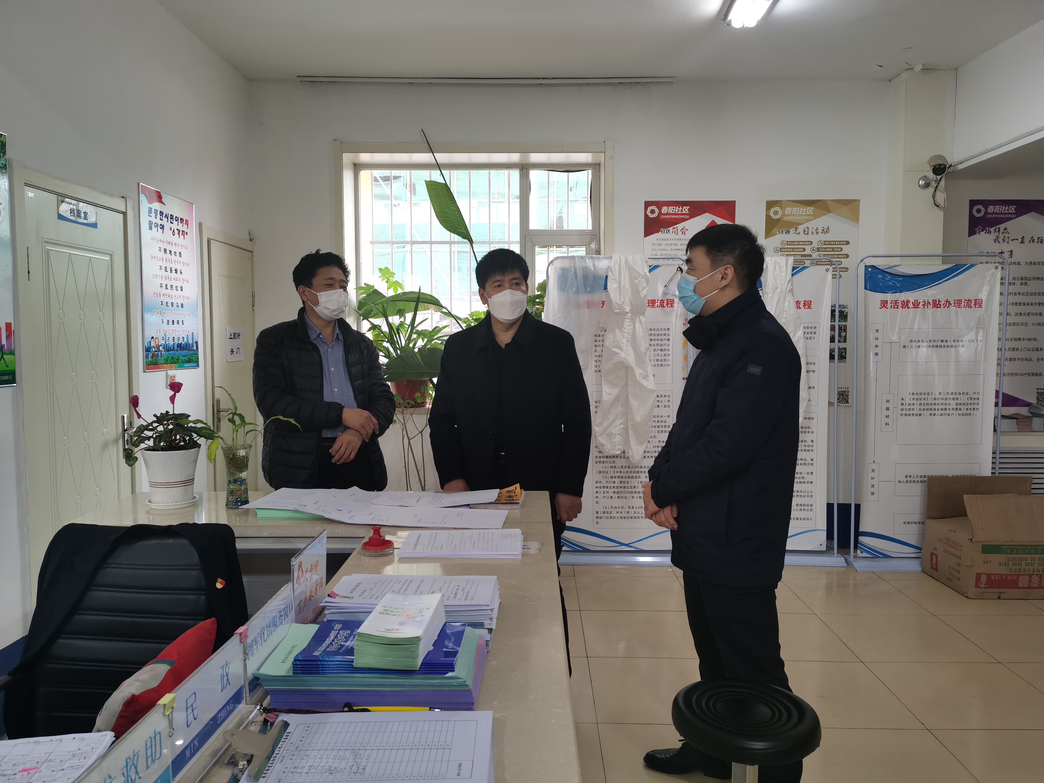 法院领导到帮扶村慰问,法院走访慰问干警