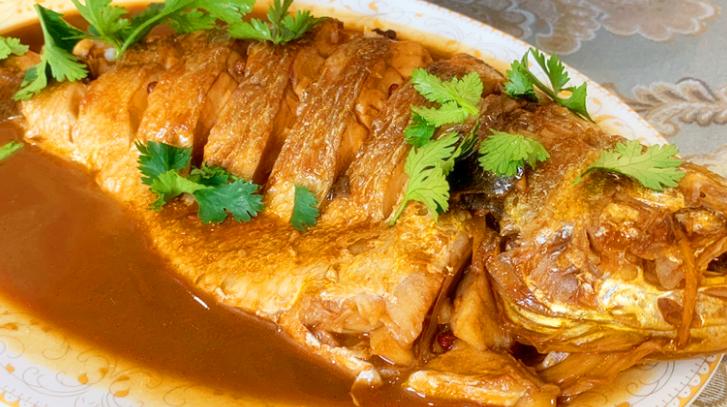 大厨教你怎么做鱼看着就很有食欲,无论炖什么鱼记住这2个步骤