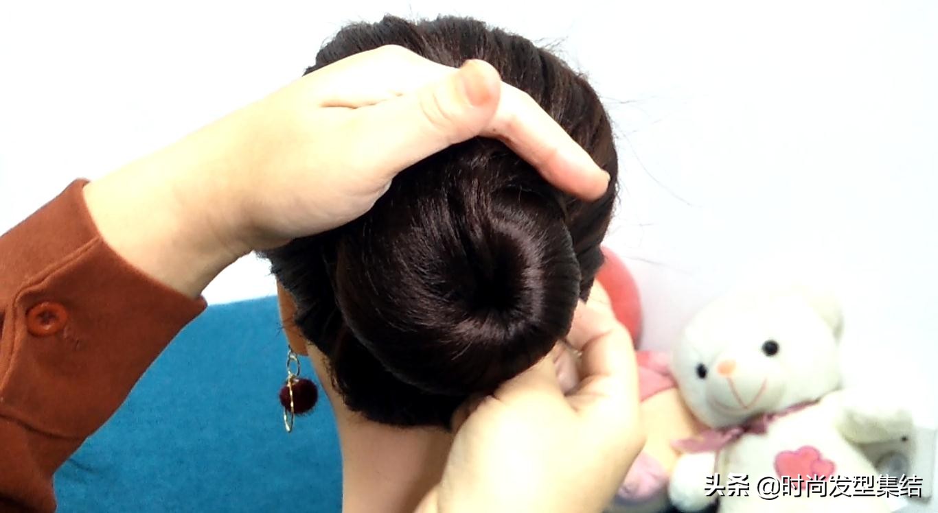 气质丸子头的简单扎法蓬松中长发,俏皮丸子头的简单扎法中长发