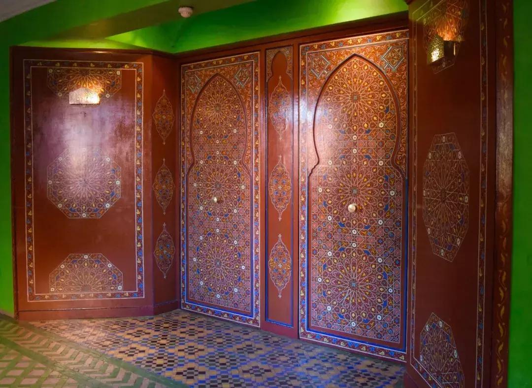 在摩洛哥皇宫，穿拖鞋看秀，是什么体验？