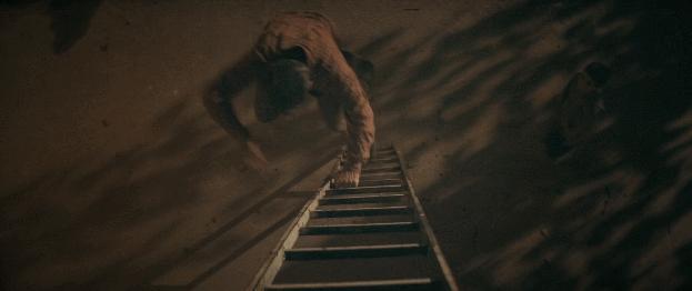 《文胸奇缘》：火车司机拿着文胸到处寻找失主，这影片太不正经了