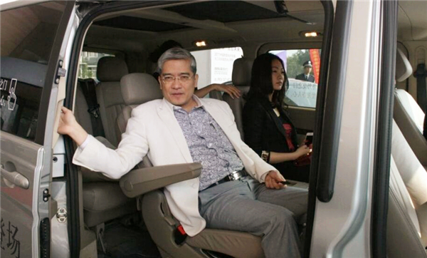 从“经济学家”沦为“*子骗**专家”，*咸平郎**人设崩塌，逐步跌落神坛