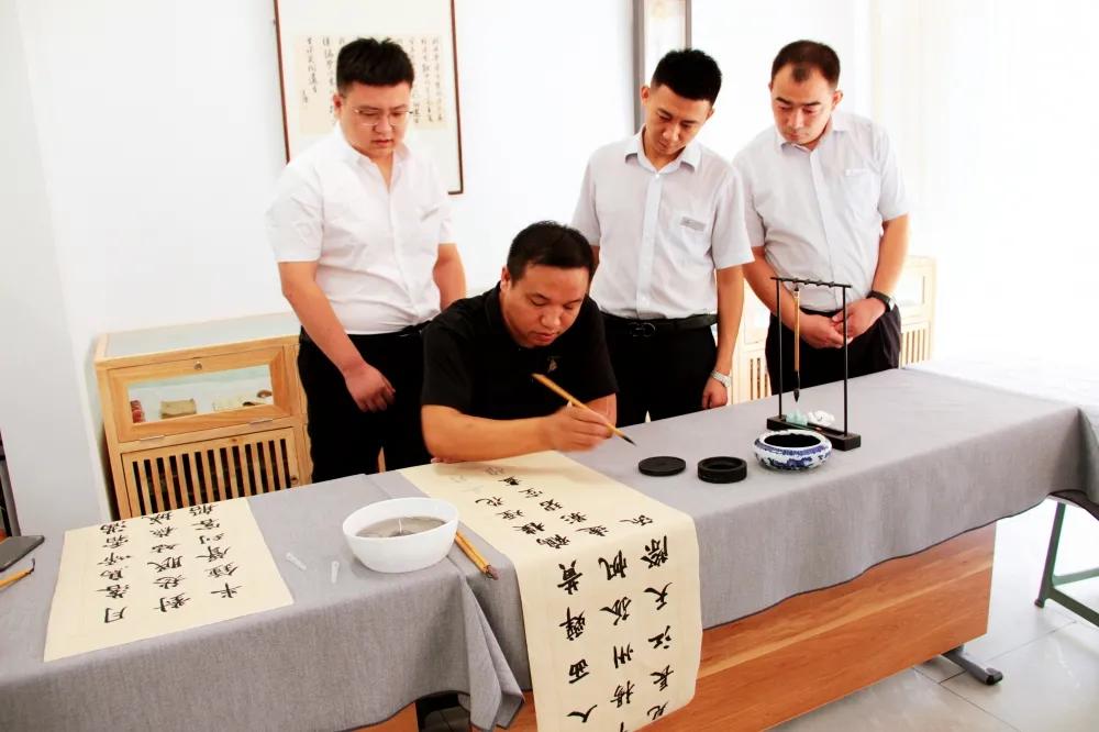 “挥毫透纸背墨香染清秋”——交城农商银行工会开展书法交流学习活动