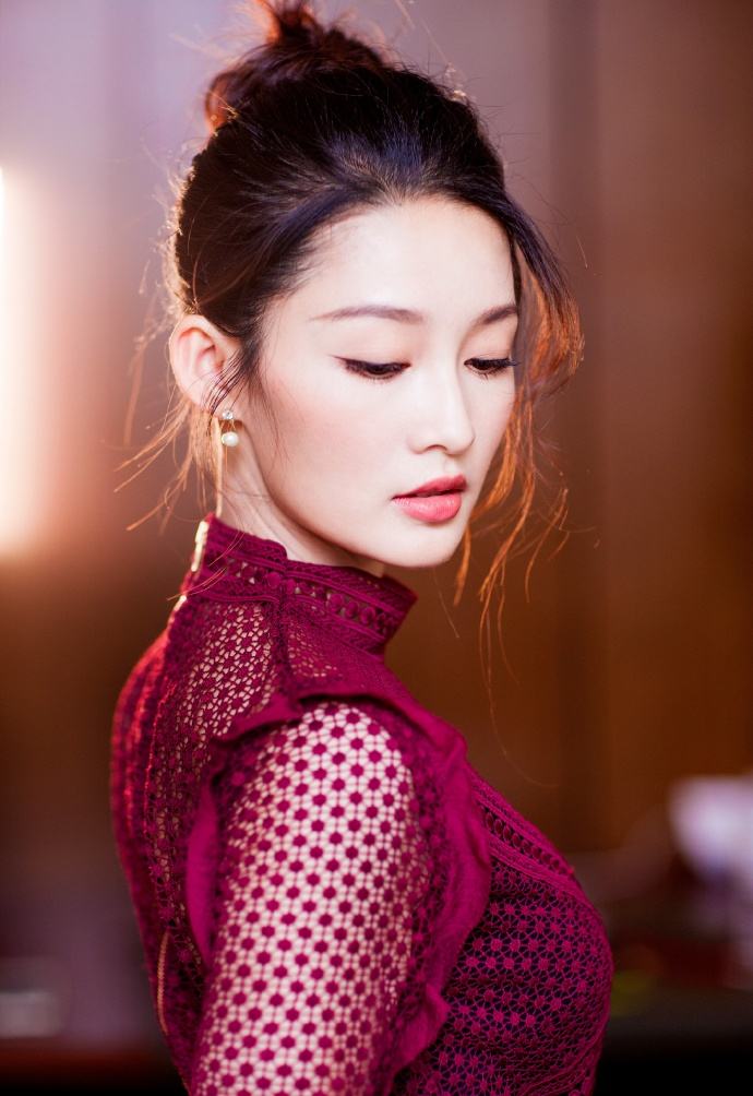 李沁侧颜一样的图片,李沁肤白貌美美得让人着迷