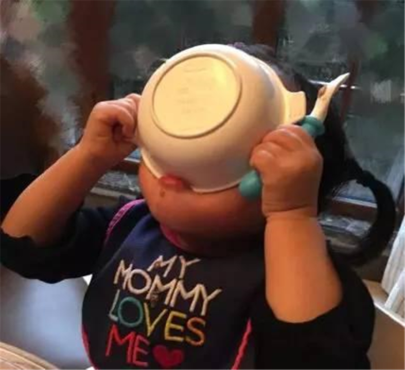 如何改掉孩子吃饭到处跑的坏习惯,如何控制孩子吃饭满地跑