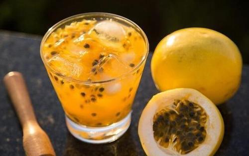 柠檬百香果冷水泡还是热水泡,柠檬百香果青桔蜂蜜果汁做法