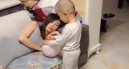 妈妈哄宝宝睡觉反而自己先睡着,哄孩子睡觉结果自己先睡着了