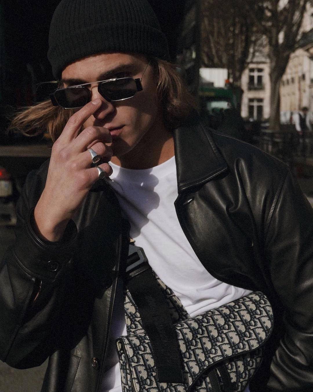 王俊凯迪奥背过的包,迪奥马鞍包黑皮王俊凯