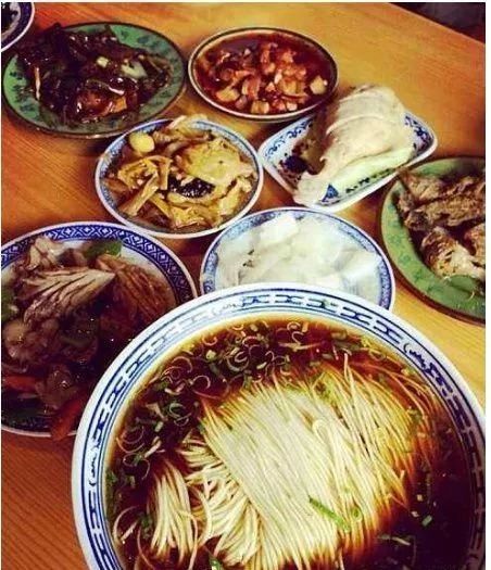 过年旅游最值得去的地方且人少,春节适合去哪游玩美食多