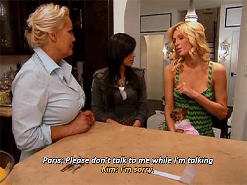 名媛卡戴珊,卡戴珊给希尔顿拎包照片