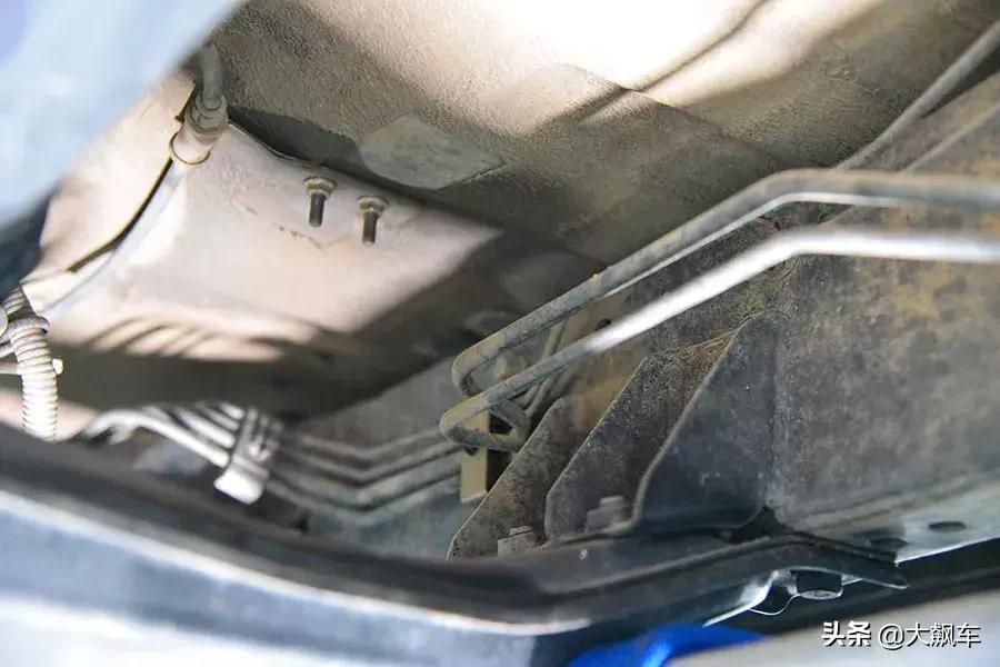 除了锈还漏油,防护不到位,还想出门去越野?