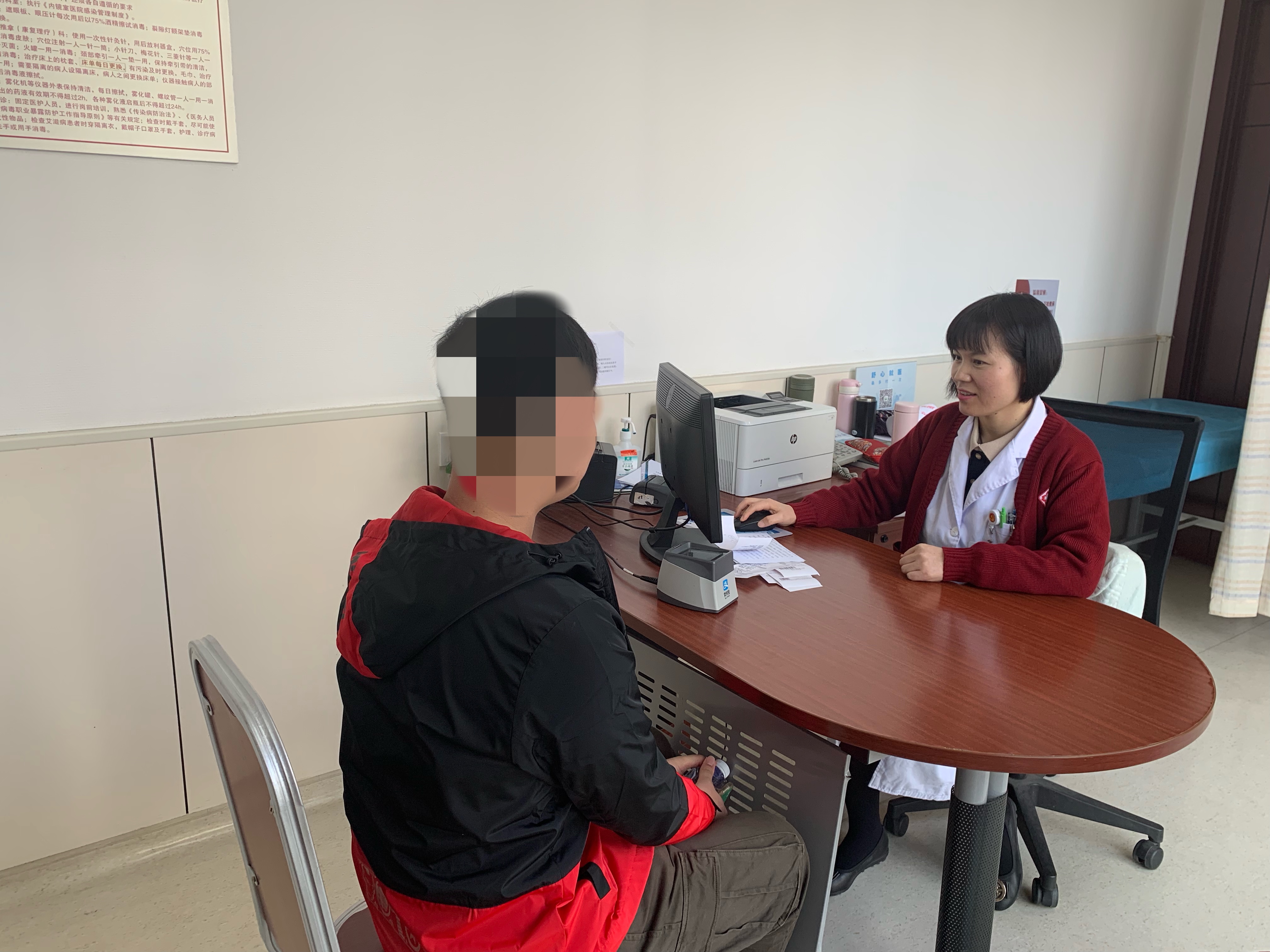 25岁小伙拥有B*杯罩**，胸部还会分泌乳汁学医女朋友的一句话，化解了他的难言之隐