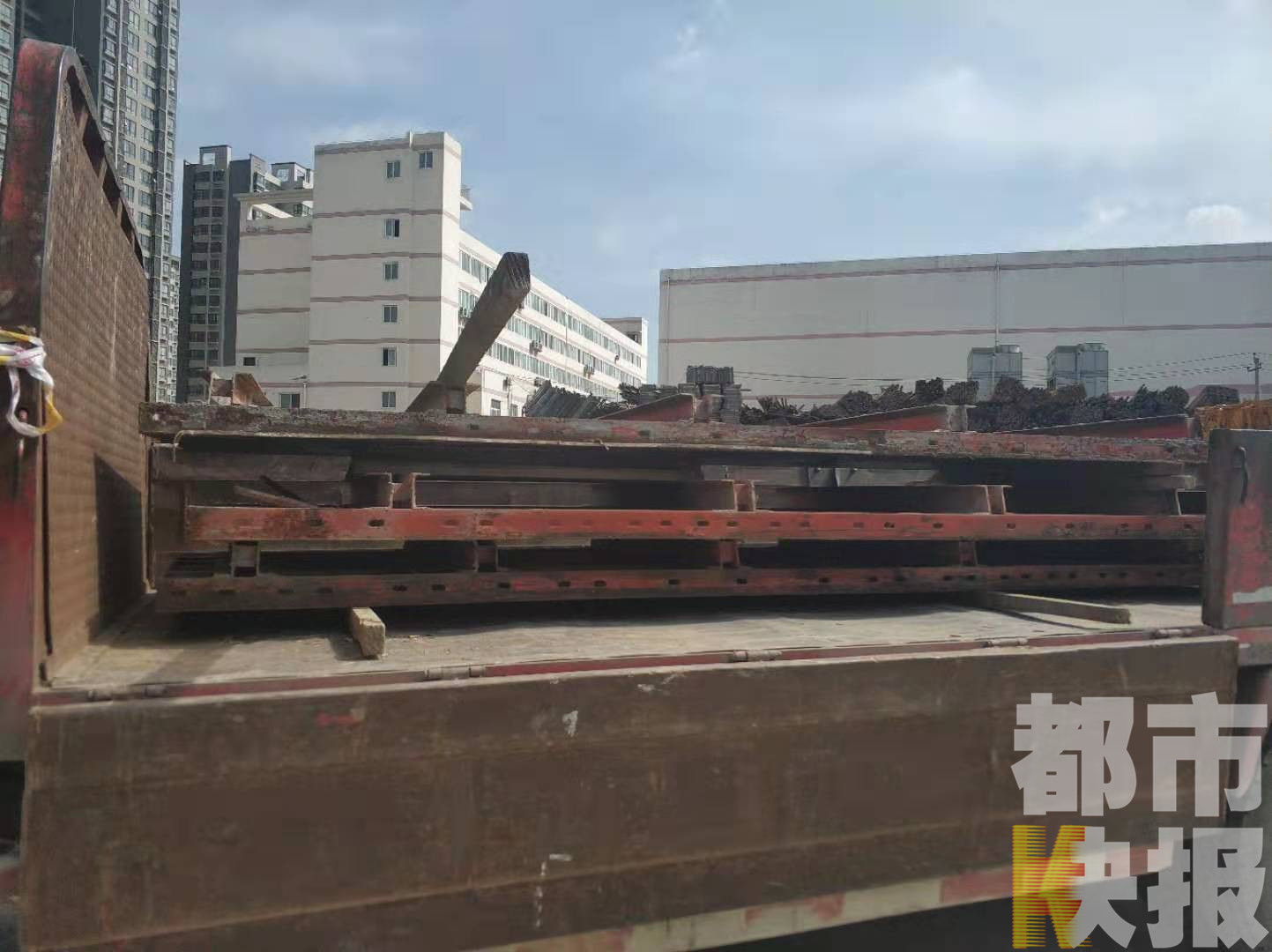 一吨重钢板被砸,一工地钢材掉落砸死工人