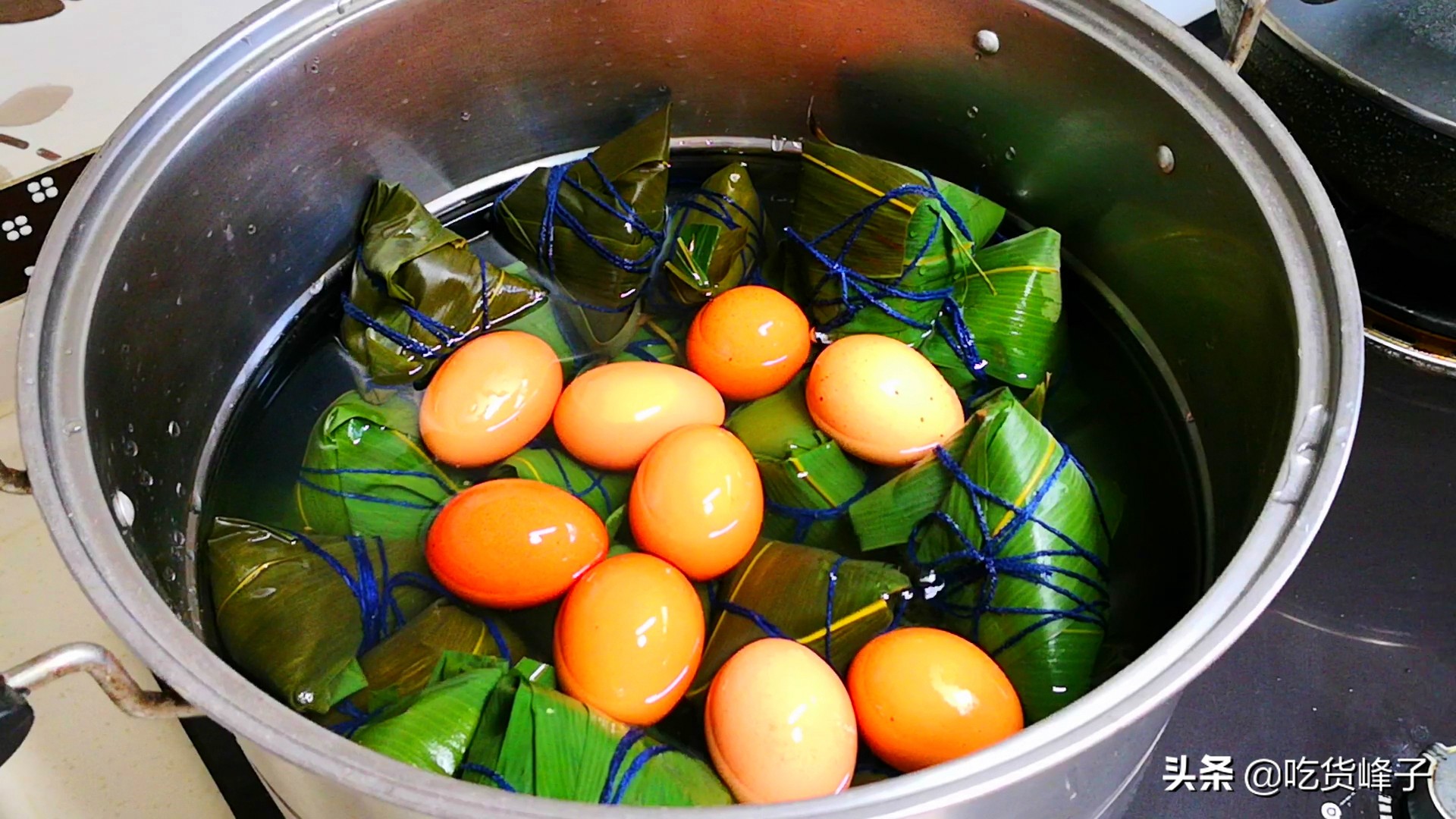 爱吃肉粽子不用买，教你在家做，从包到煮详细讲解，比买的更好吃