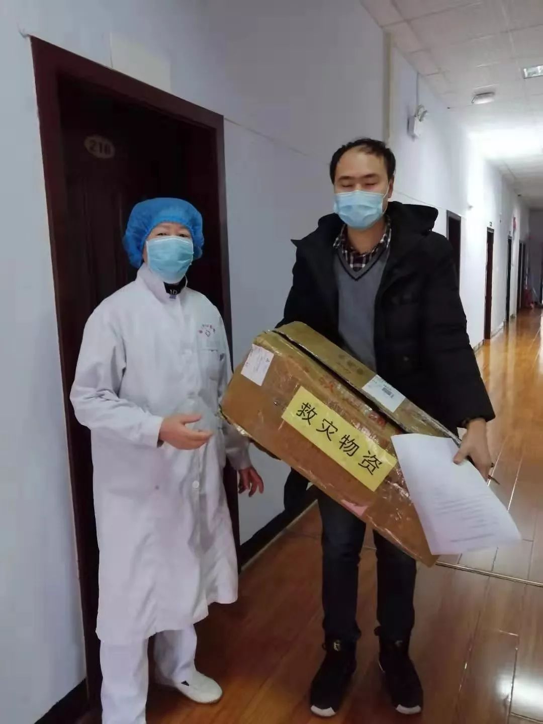 眼镜人在行动|疫情下的「空城」重庆,爱心在蔓延