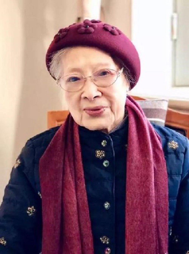 秦怡：婚姻不幸儿子残疾，她照顾爱子近40年，如今百岁依旧优雅