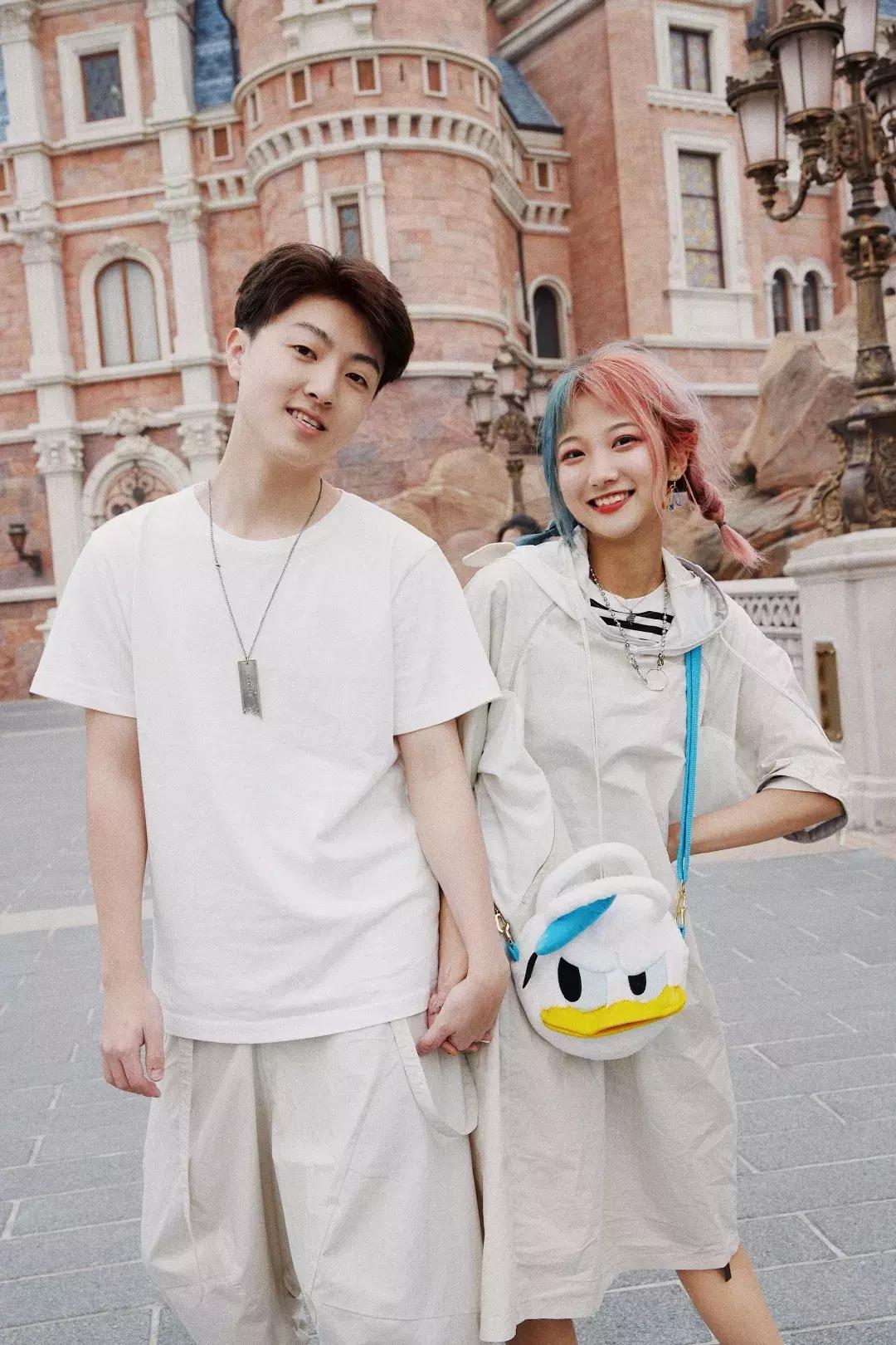 我们在上海迪士尼里玩耍了一天，发现穿的美才能玩的好！