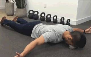 健身卧推肩胛骨缝隙疼怎么回事,新人卧推空杆都举不动怎么办