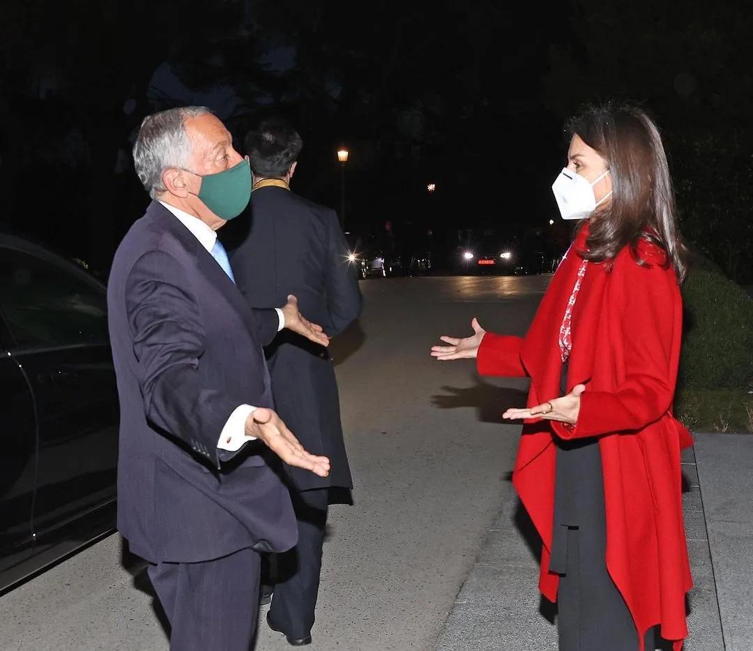 以女主人宫殿内接客，莱后红衣似火热情洋溢，全身旧衣成节俭标兵