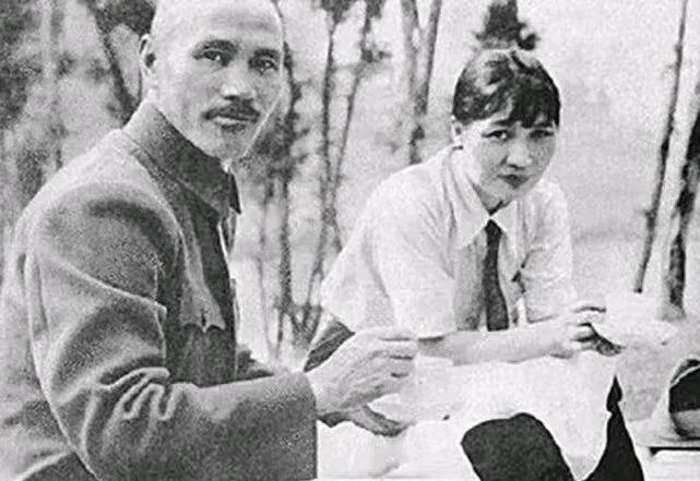 21张罕见的历史老照片：1931年在英国街头香烟贩卖机，投一币一支