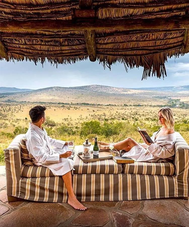 世间稀有的白色长颈鹿母子，在非洲被残忍猎杀，发现时只剩骨骼