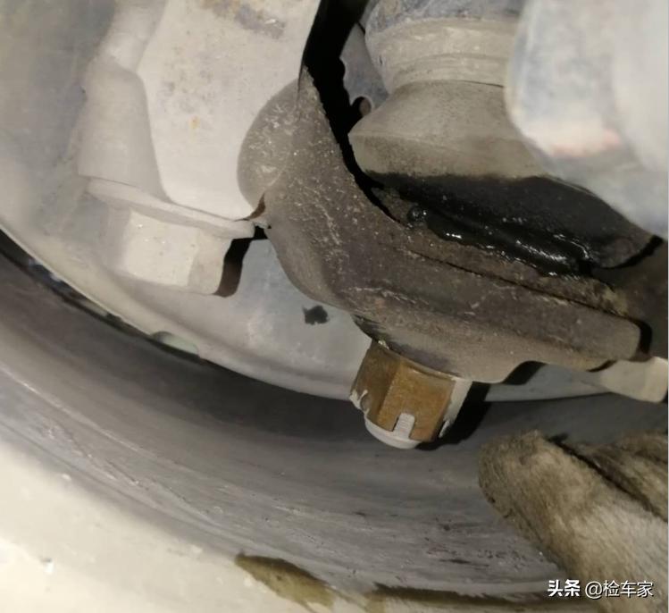 丰田兰德酷路泽手刹刹车位置,酷路泽28万左右的车