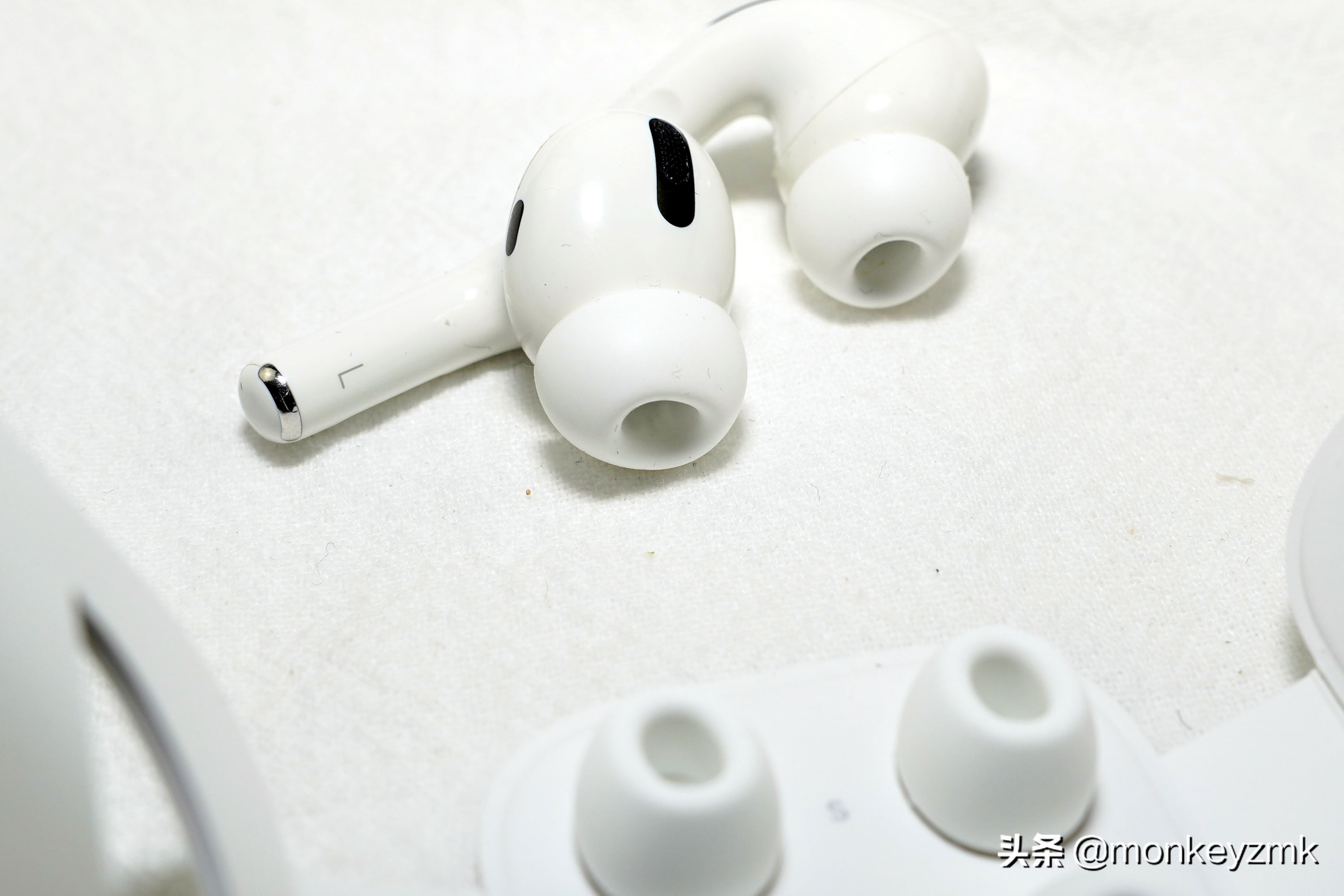 900块钱的airpodspro2值得吗,九百多买的airpodspro2是真的吗