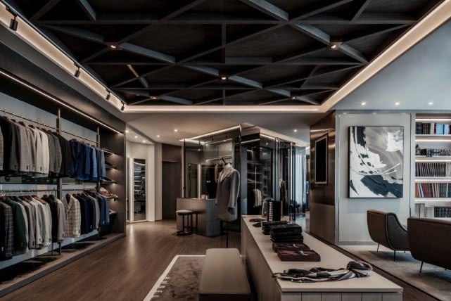 定制西装和成品西装怎么选择,定制西装与买的西装有啥区别