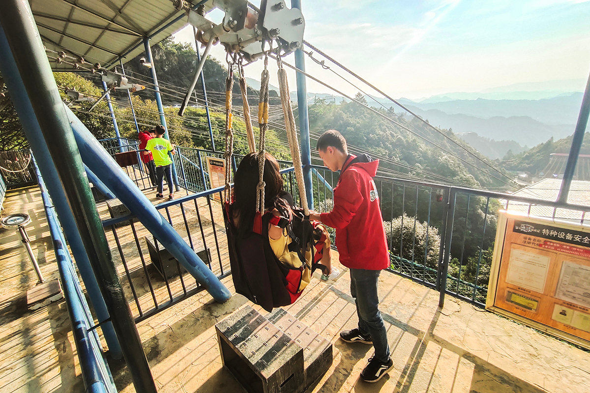 奥陶纪重庆万盛悬崖秋千有多高,悬崖秋千重庆奥陶纪体验全程