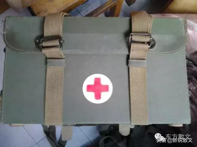 父亲是个地道的农民，从24岁开始，就背着药箱，给乡亲们治病