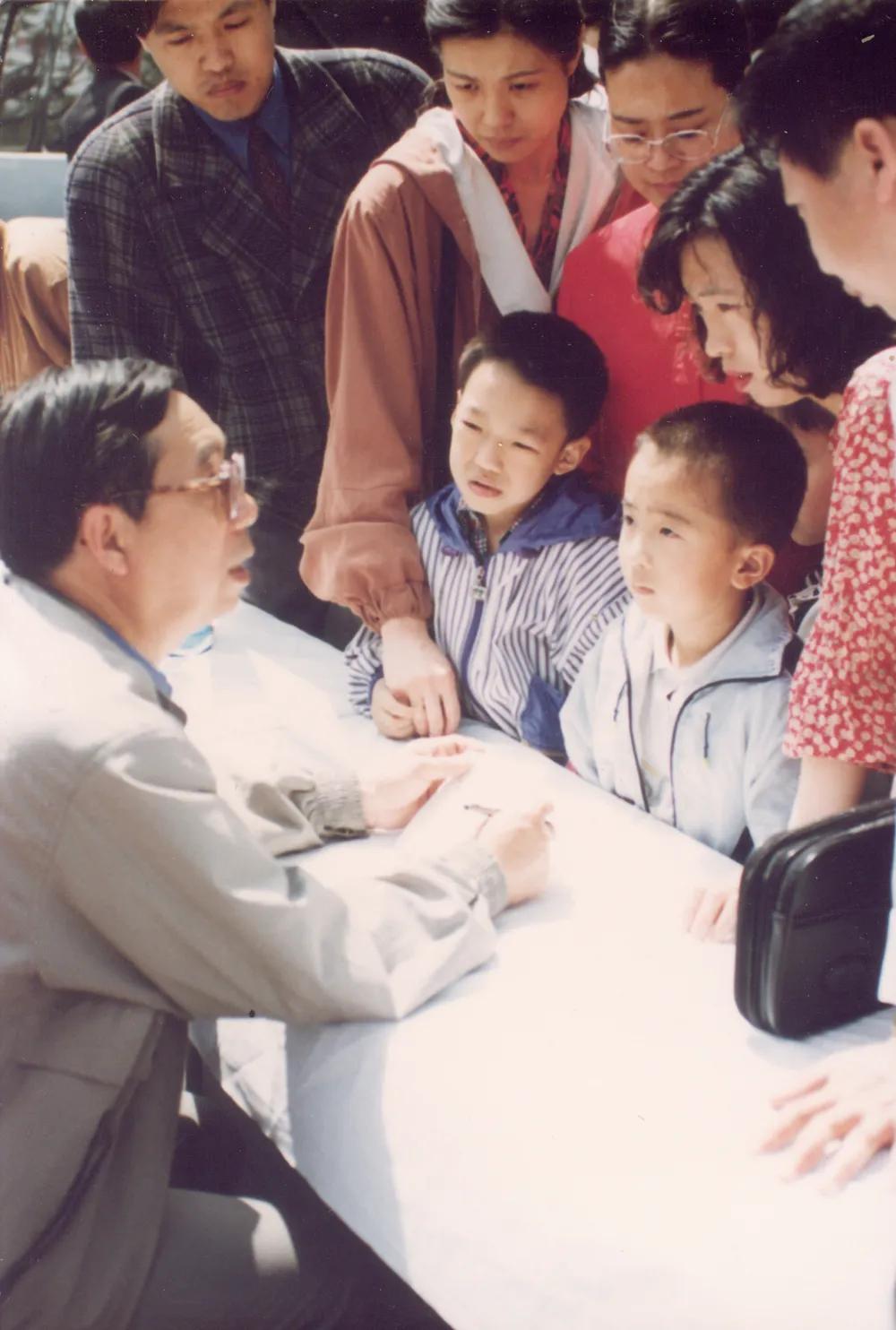 【榜样力量】复合钙的研制者吴光驰：一辈子守护孩子们的健康