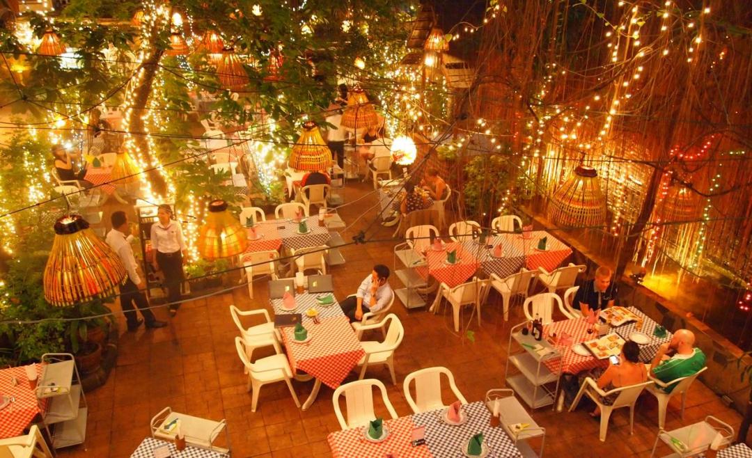 套套餐具、半裸服务……餐厅的“软色情”你能接受吗?