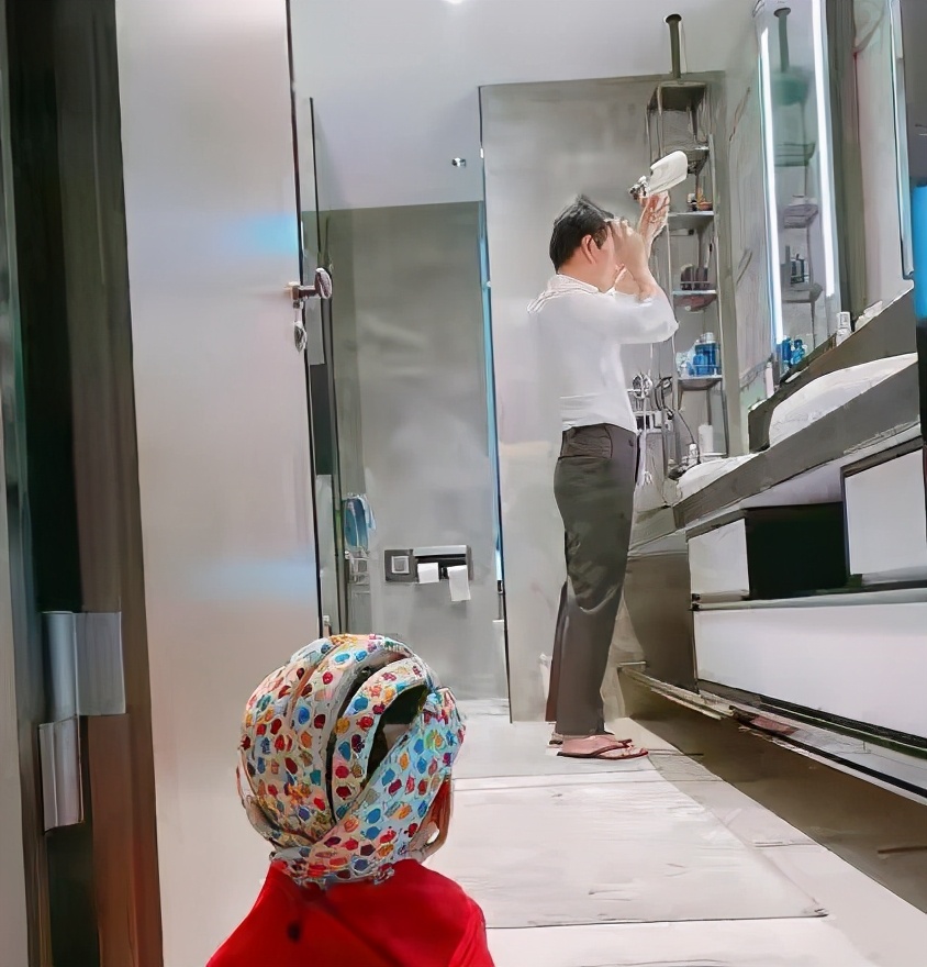 安以轩晒家人合照为儿子庆生视频,安以轩二胎与老公牵手逛街