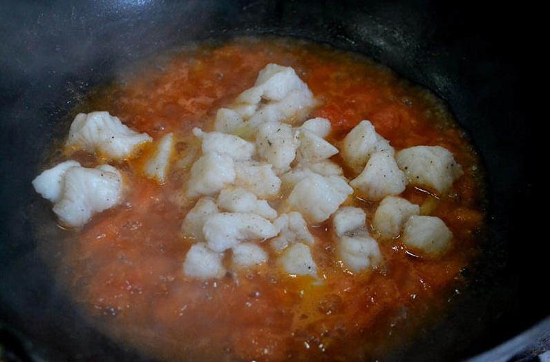 番茄鱼怎么做汤色好看,番茄鱼怎样做好吃而且简单