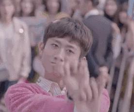 后背痘痘的成因及治疗