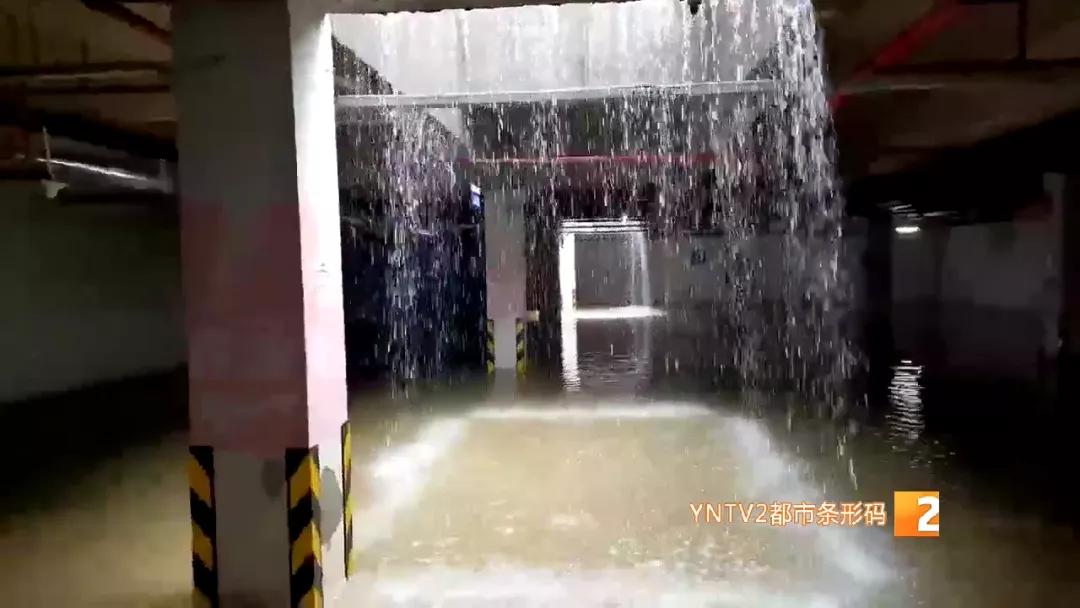 洪水涌入地下车库视频播放,洪水涌入地下停车场